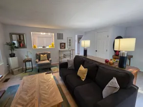 The Cozy Crab - Your Charming Haven in North Beach - Image 2
