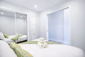 Brand New King Bed Suite Gym UG Park Kensington - Image 5