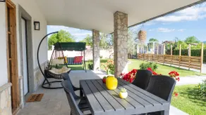 Entire detached villa with 28 beds - Image 2
