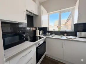 Stylish 1BR, Free Parking & Smart TV - Image 5