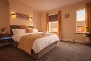 Stylish 1BR, Free Parking & Smart TV - Image 4