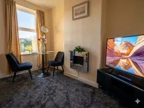Stylish 1BR, Free Parking & Smart TV - Image 3