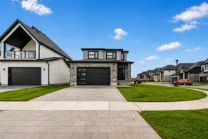 5 beds|Detached| Fenced yard w/ BBQ| Sleeps 10 - Image 4