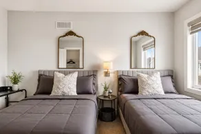 5 beds|Detached| Fenced yard w/ BBQ| Sleeps 10 - Image 2