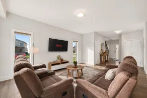 5 beds|Detached| Fenced yard w/ BBQ| Sleeps 10 - Image 3