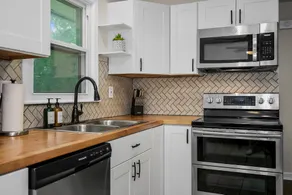 Modern 3BR | Sleeps 9 | Mins to Arrowhead & KC - Image 3