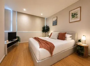 Split-Level • Pool+Gym • Parking • Airport 5 Mins - Image 4