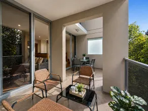 Split-Level • Pool+Gym • Parking • Airport 5 Mins - Image 3
