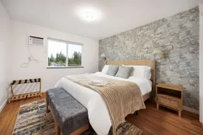 2BR Seattle Cozy Stay | AC, Near UW & Transit - Image 2