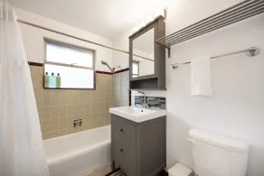 2BR Seattle Cozy Stay | AC, Near UW & Transit - Image 5
