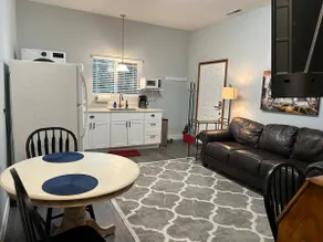 Spacious unit/ walk to downtown - Image 5