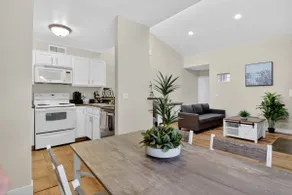 Beautiful 2 Bedroom Condo 10 min from the Strip - Image 3