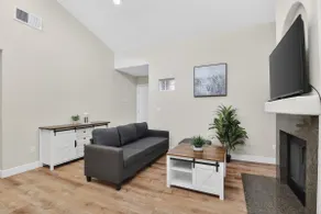 Beautiful 2 Bedroom Condo 10 min from the Strip - Image 4
