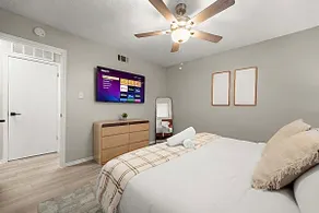 Luxury on a Budget - King Bed - Ultra Wi-Fi - Pool - Image 4
