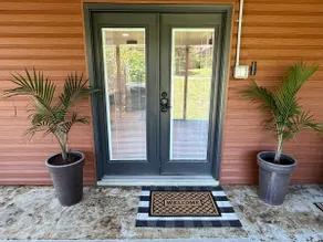 SoHo-Lakeside Retreat - Image 2