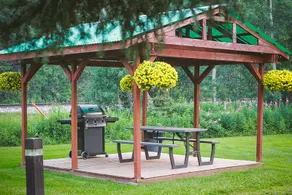 Shoreline Retreat: Cozy Cabin Escape - Image 3