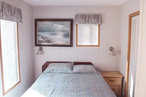 Shoreline Retreat: Cozy Cabin Escape - Image 4