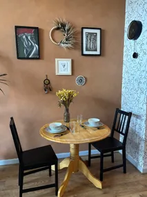 Bright, Spacious, Newly Renovated Apartment - Image 2