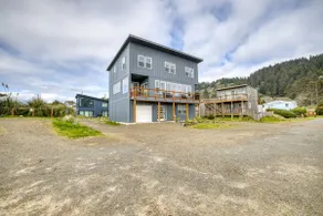 Sea View-New, modern, steps to beach - Image 2