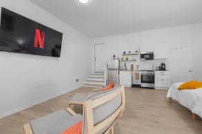 Garage Studio King + Queen | Private Patio - Image 4