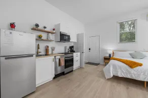 Garage Studio King + Queen | Private Patio - Image 2