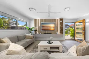 Spacious 4-Bed Coastal Home with Pool - Image 4