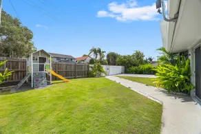 Spacious 4-Bed Coastal Home with Pool - Image 2