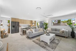 Spacious 4-Bed Coastal Home with Pool - Image 5