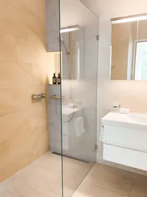 Modern 2 bed 2 bath - home gym, office, parking - Image 4