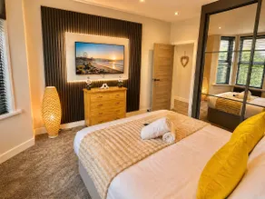 Island-Style Beach Retreat - Hot Tub & Sauna Bliss - Close to AFC Bournemouth - Close to Town and Beaches - Image 2
