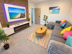 Island-Style Beach Retreat - Hot Tub & Sauna Bliss - Close to AFC Bournemouth - Close to Town and Beaches - Image 3