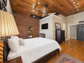 State St Loft Walk to the Theatre, Music & Dining - Image 3