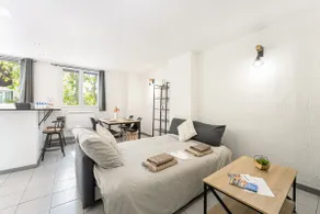 Charming one-bedroom apartment with windows on two sides • Parking & beach 5 minutes away - Image 5