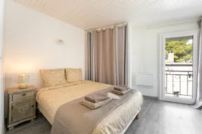 Charming one-bedroom apartment with windows on two sides • Parking & beach 5 minutes away - Image 3