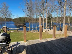 Cabin by a peaceful lake - Image 5