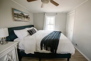 Lakeside Cottage Escape Near Port Alma | Sleeps 6 - Image 3