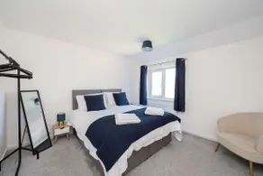 Stylish 3-Bed Home with Garden, Pet Friendly - Image 5