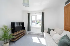 Stylish 3-Bed Home with Garden, Pet Friendly - Image 2
