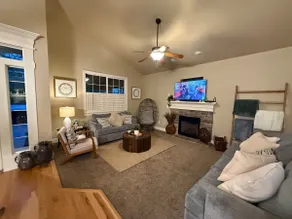 Bright & Spacious Meridian Home - Game Room, pool - Image 4