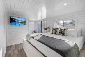 Dock Holiday - Unique Floating House on Cumberland - Image 3