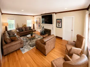 Spacious Colonial Retreat | Free Parking |Near NYC - Image 2