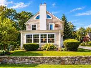 Spacious Colonial Retreat | Free Parking |Near NYC - Image 4