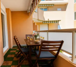 Bright, modern 1-bedroom apartment with central terrace - Image 2