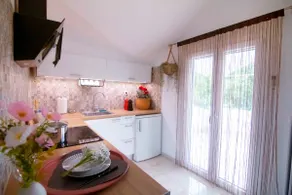 Charming Studio with BBQ Near Airport & Old Town - Image 4