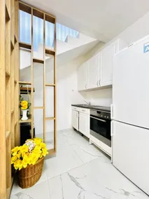 Cozy 2BR Apt & LR with Balcony Near Museum Gugging - Image 5