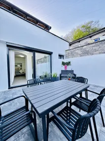 Cozy 2BR Apt & LR with Balcony Near Museum Gugging - Image 4