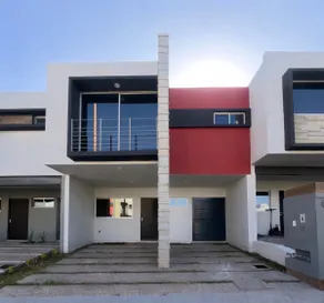 House with heated pool and private parking - Image 3