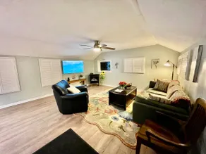 Cozy Summerville Cottage, Sleeps 6, Pet Friendly - Image 3