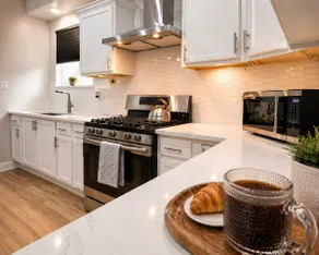 Chicago stay Near Midway Airport • CTA • Downtown - Image 2
