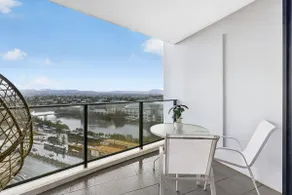 Serene Coastal Apartment with Free Parking Pool Gym - Image 3